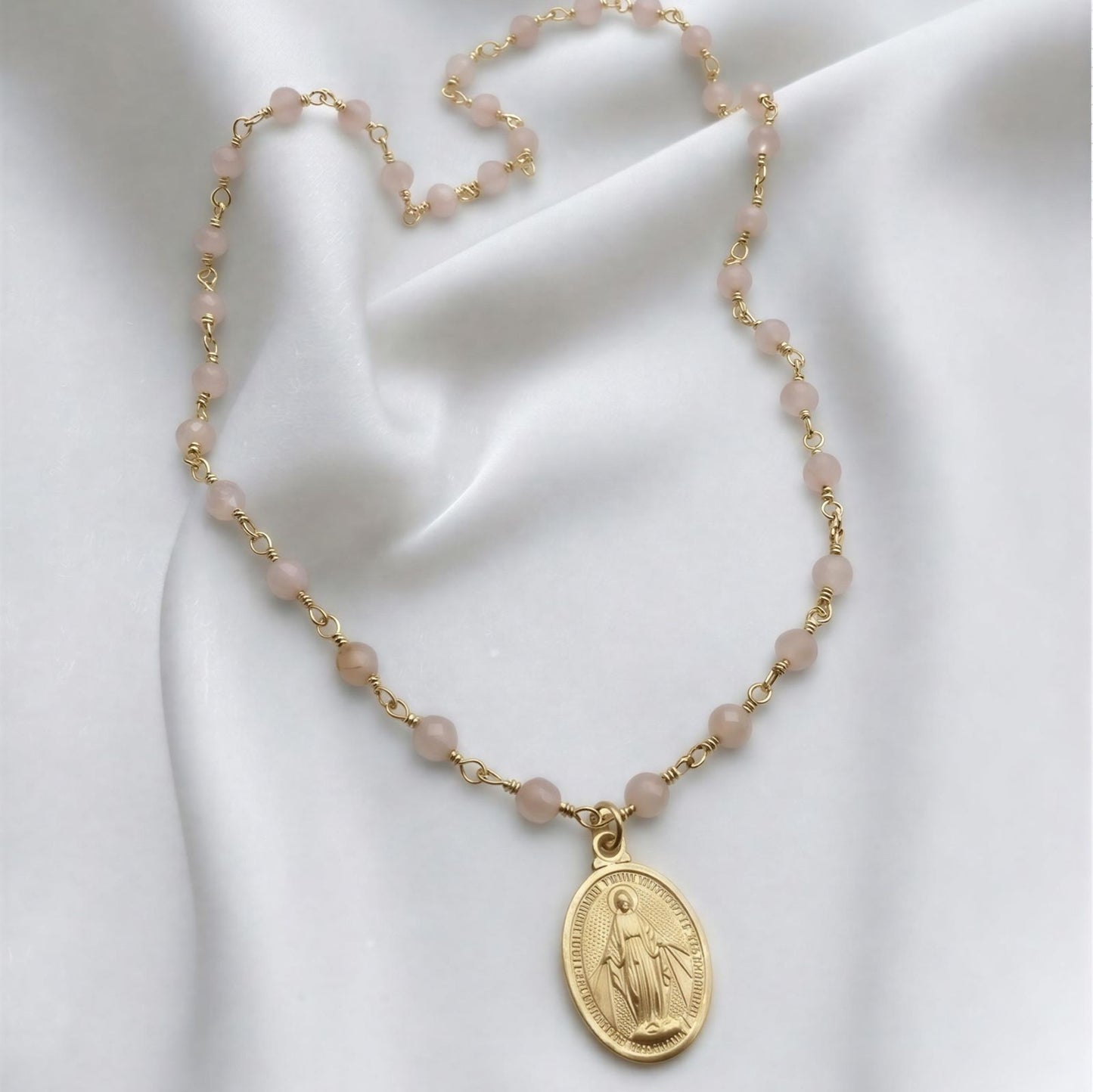 Collar entorchado con virgen de los rayos - Piedra natural: Cuarzo Rosa - 43 cm más alargue