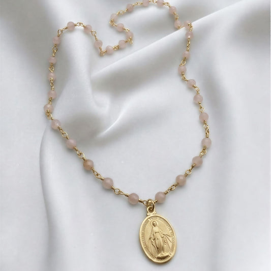 Collar entorchado con virgen de los rayos - Piedra natural: Cuarzo Rosa - 43 cm más alargue