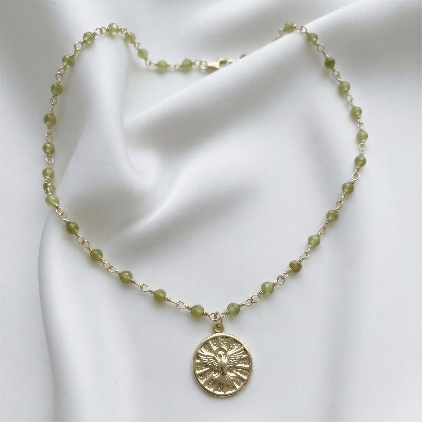 Collar entorchado con medalla espíritu santo- Piedra natural: Peridoto - 43 cm más alargue