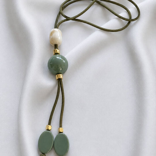 Collar Gamuza verde con pelotita de resina - 45 cm