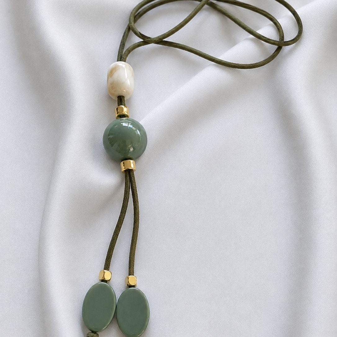 Collar Gamuza verde con pelotita de resina - 45 cm
