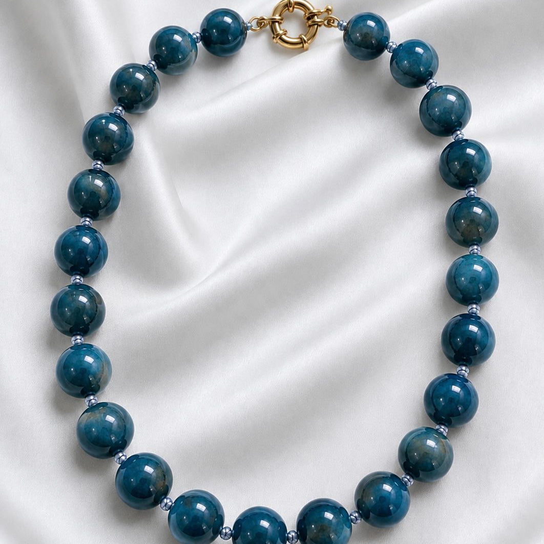 Collar Pelotitas azul petróleo - Broche timón pequeño - 50 cm