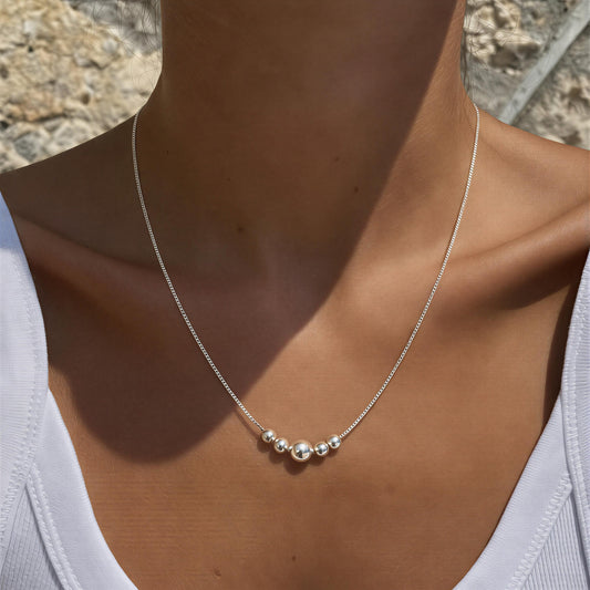 Collar cinco pelotitas - 45 cm