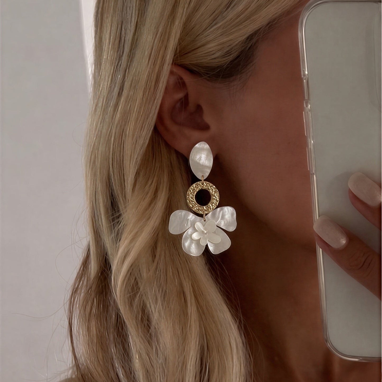 Aro flor nácar blanco - 68 mm