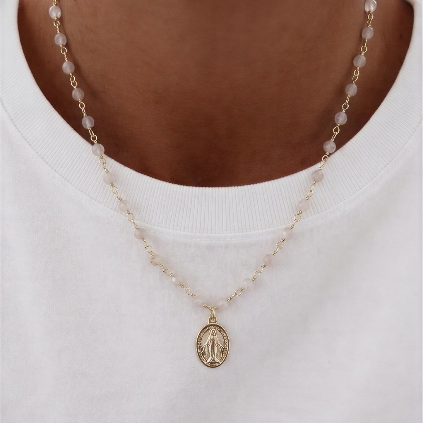 Collar entorchado con virgen de los rayos - Piedra natural: Cuarzo Rosa - 43 cm más alargue