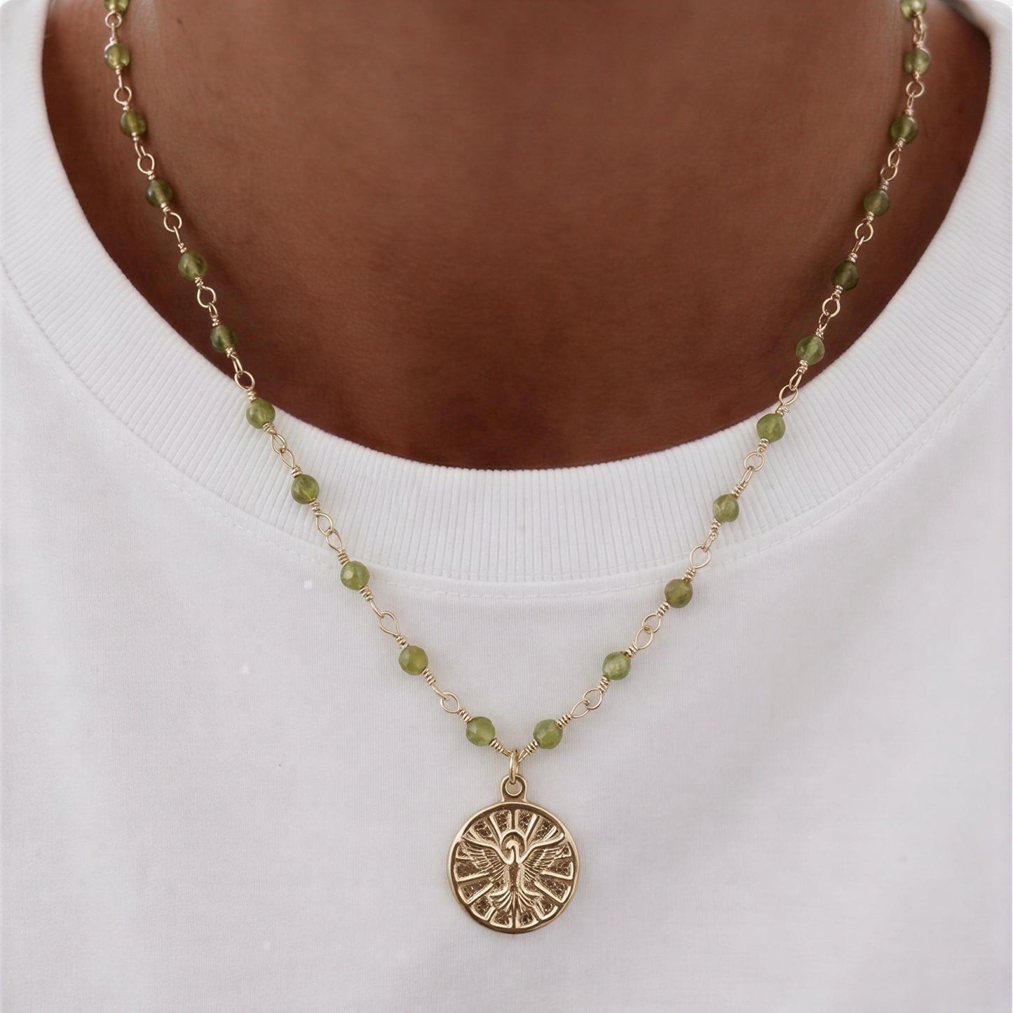 Collar entorchado con medalla espíritu santo- Piedra natural: Peridoto - 43 cm más alargue