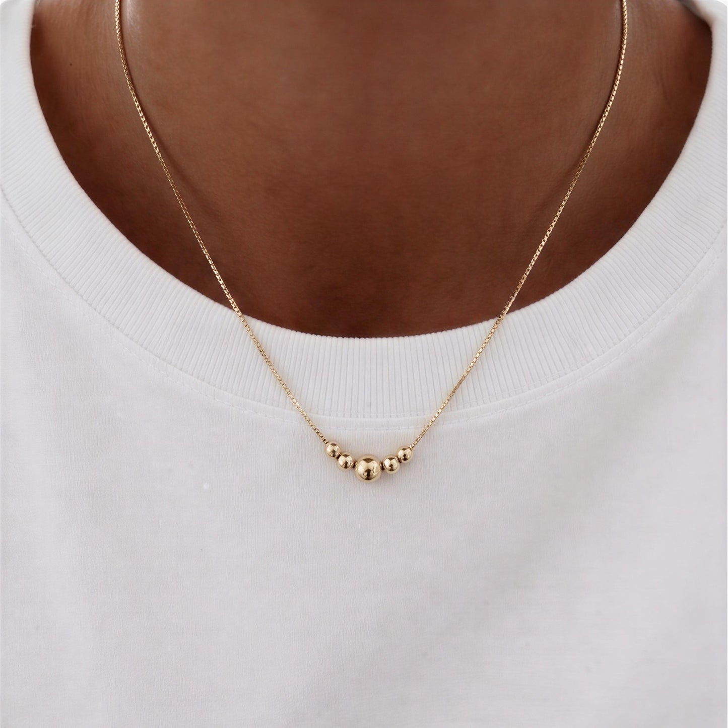Collar cinco pelotitas - 45 cm