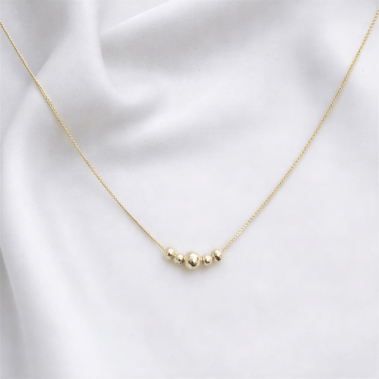 Collar cinco pelotitas - 45 cm