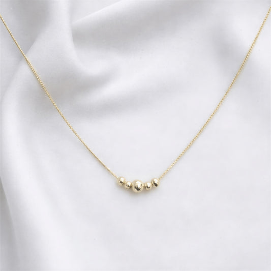 Collar cinco pelotitas - 45 cm