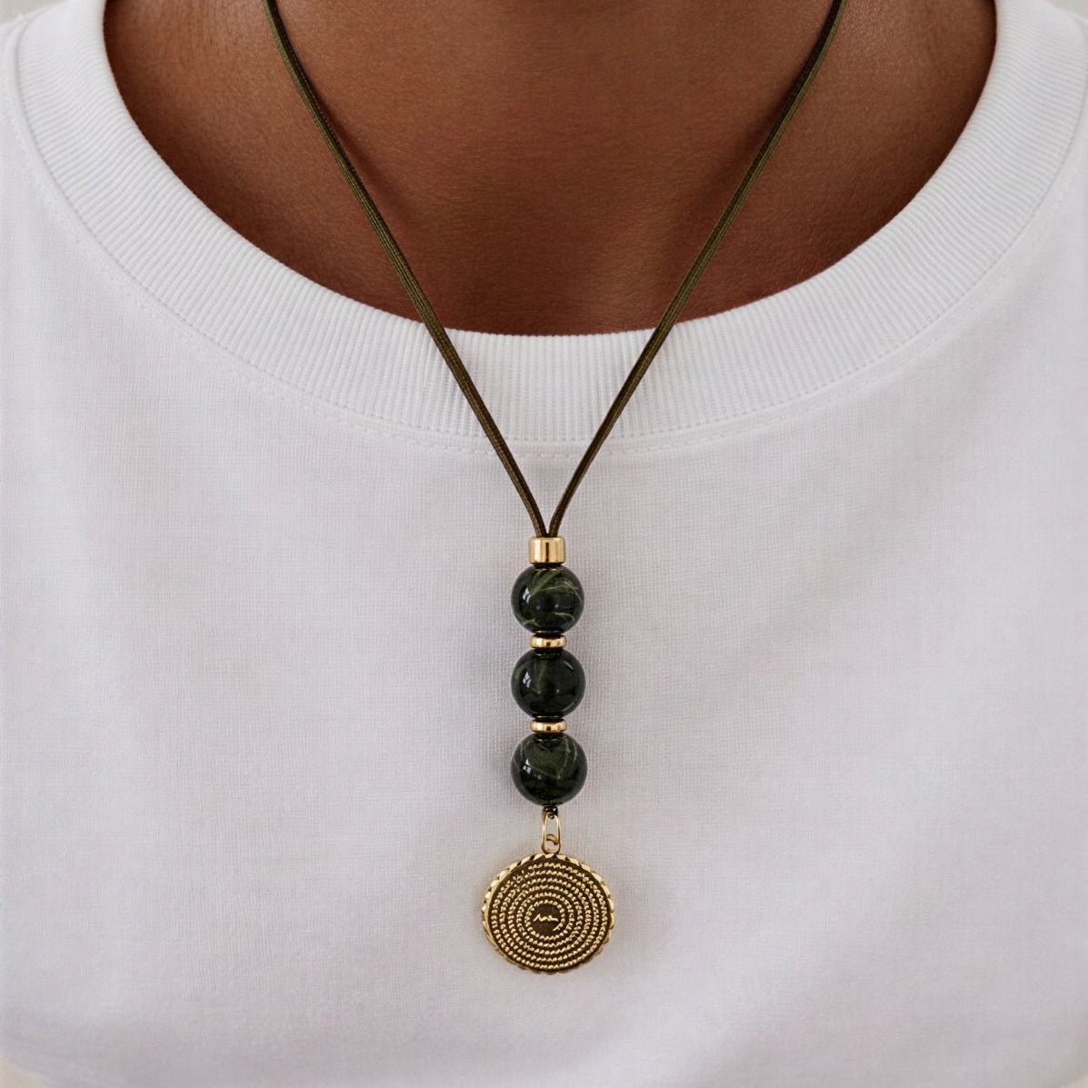 Collar Gamuza verde con nudo - Padre nuestro - 45 cm