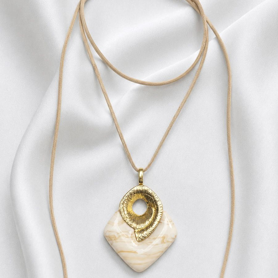 Collar Gamuza beige con medalla rombo de resina -  1.80 mtrs