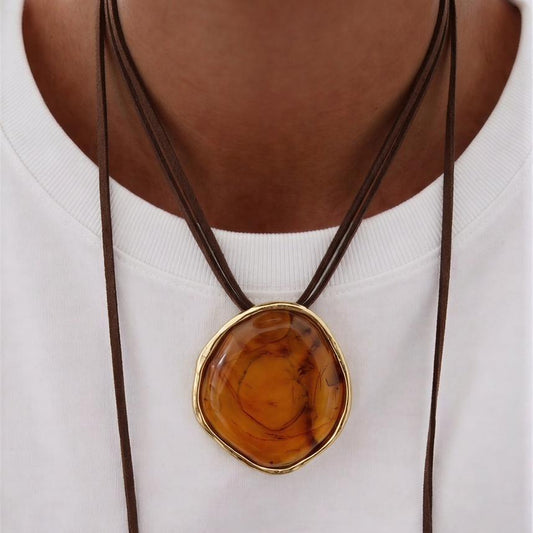 Collar Gamuza marrón con medalla de resina -  1.20 mtrs
