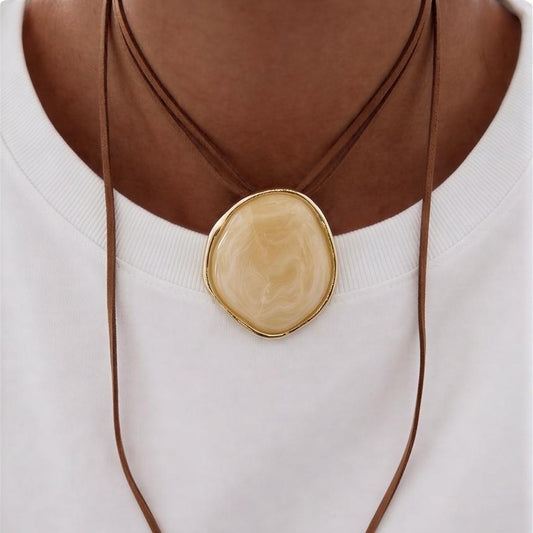 Collar Gamuza marrón con medalla de resina -  1.20 mtrs