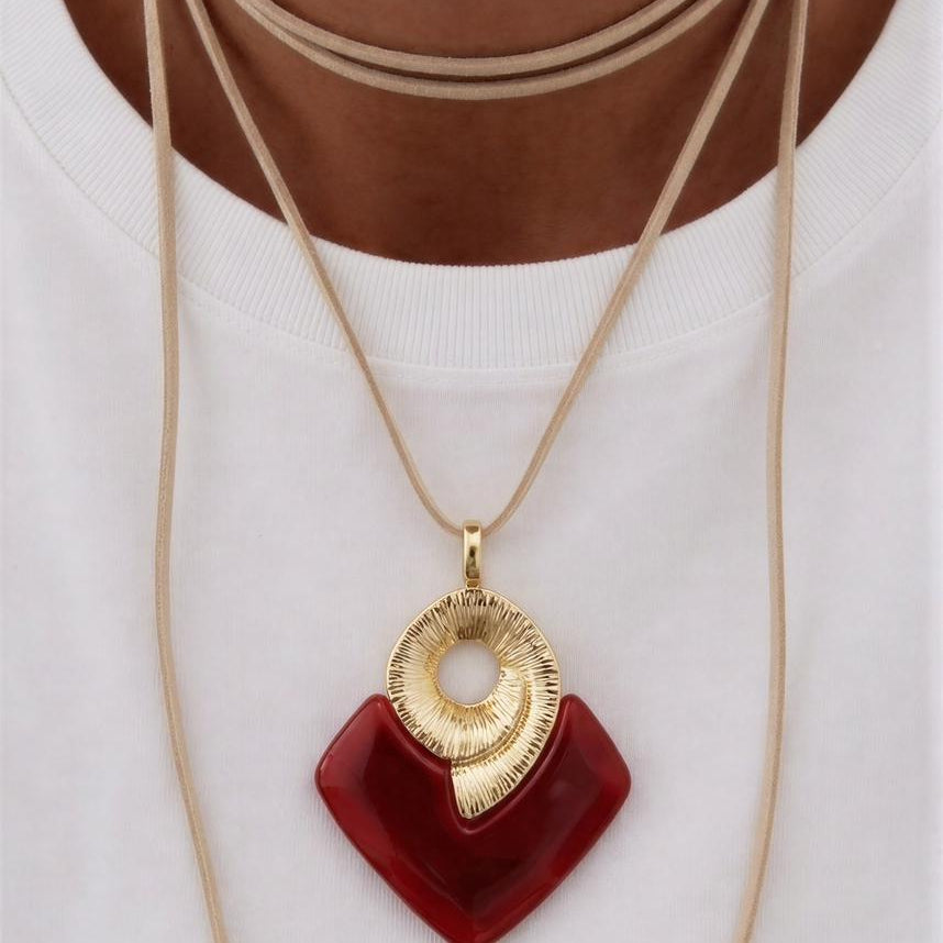 Collar Gamuza beige con medalla rombo de resina -  1.80 mtrs