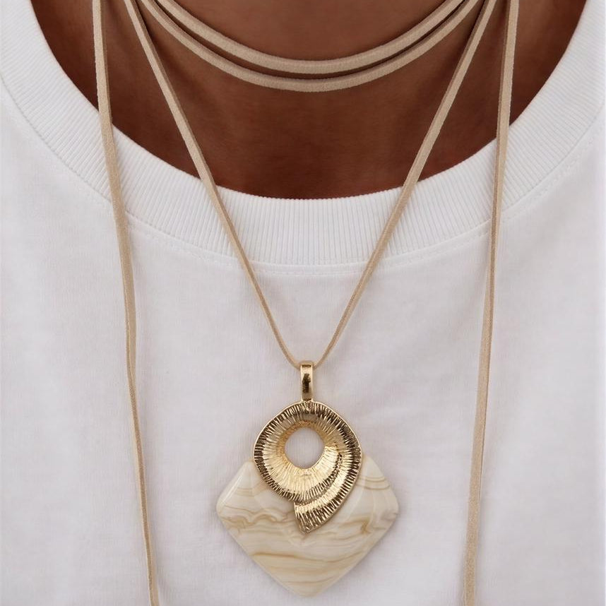 Collar Gamuza beige con medalla rombo de resina -  1.80 mtrs