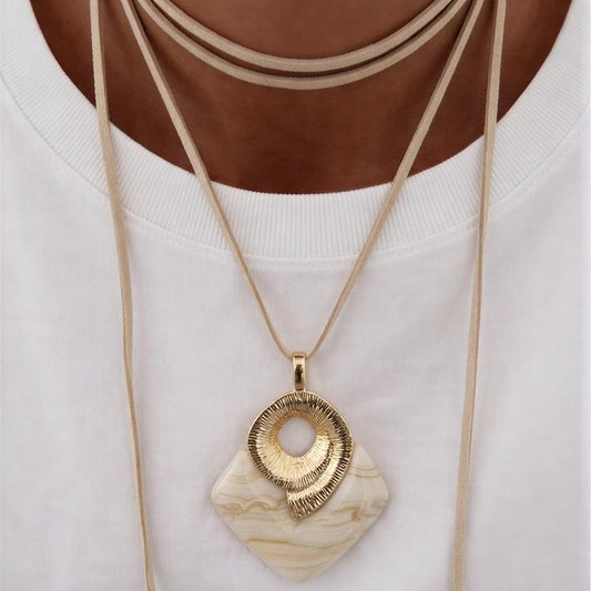 Collar Gamuza beige con medalla rombo de resina -  1.80 mtrs