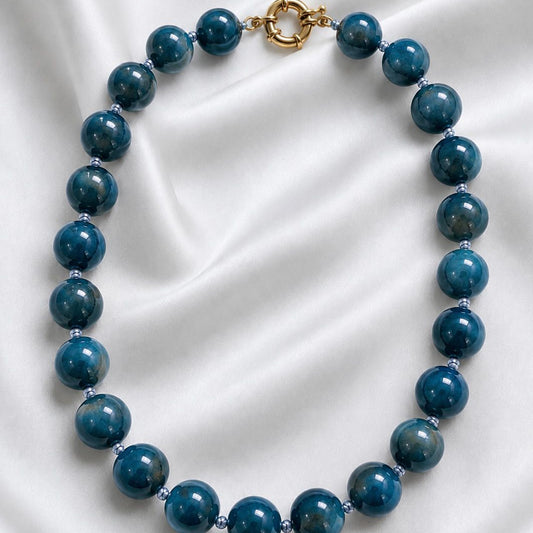 Collar Pelotitas azul petróleo - Broche timón pequeño - 50 cm