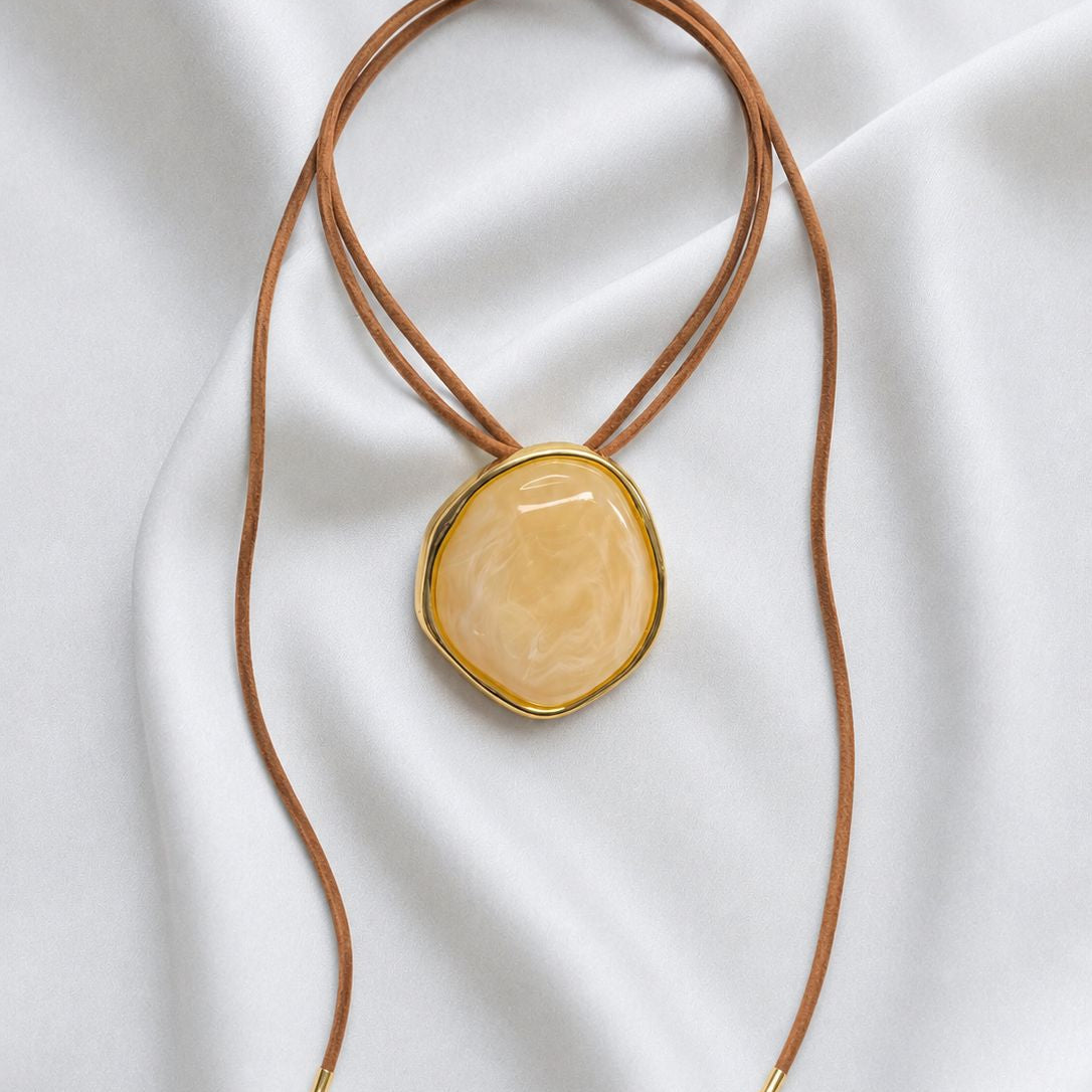 Collar Gamuza marrón con medalla de resina -  1.20 mtrs