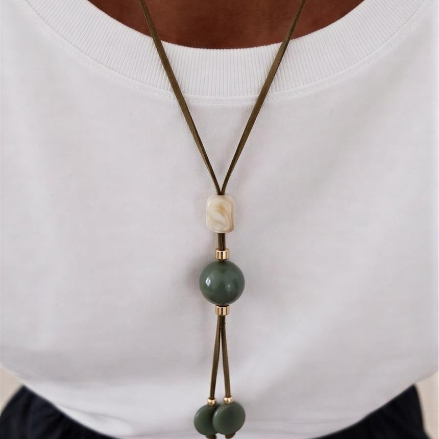 Collar Gamuza verde con pelotita de resina - 45 cm