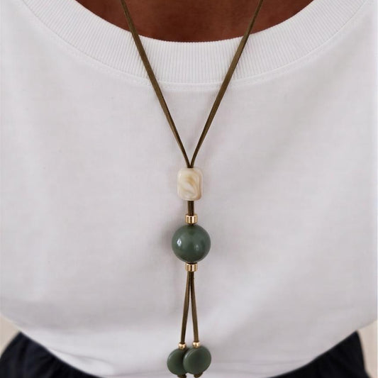 Collar Gamuza verde con pelotita de resina - 45 cm